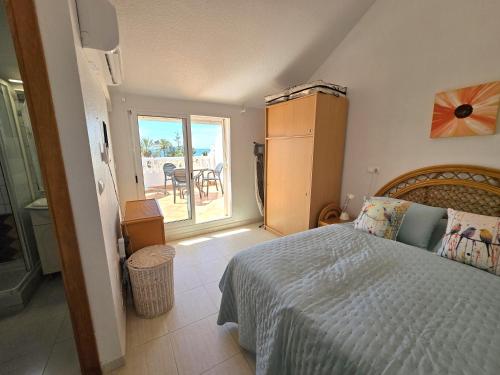 Ένα ή περισσότερα κρεβάτια σε δωμάτιο στο Apartment Mango with Terrace near the Sea, two minutes from the beach