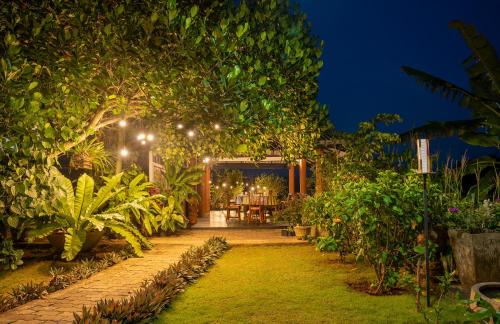 Taman di luar Mailagama Cinnamon Residence