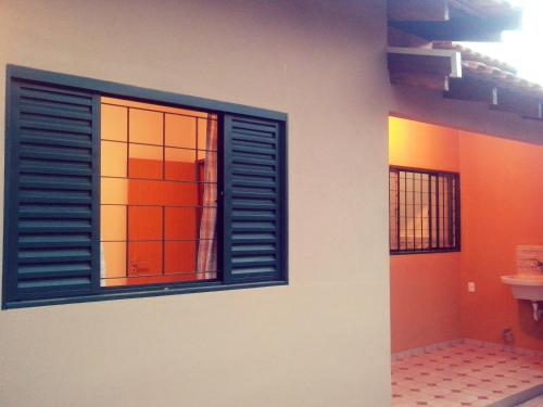 a window on the side of a house with a bathroom at CASA BONITA in Bonito