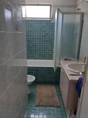 une salle de bain avec une douche, des toilettes et un lavabo dans l'établissement Une résidence au calme à 600 m des plages de La Ciotat, à La Ciotat