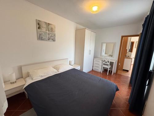 sypialnia z łóżkiem i pokój z lustrem w obiekcie Apartments Cloud9 Poreč by Nina w Poreču