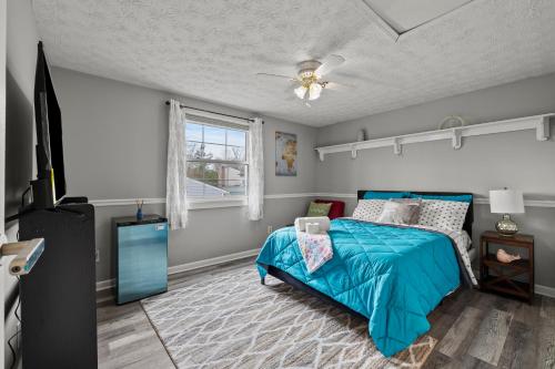 a bedroom with a bed and a ceiling fan at Cosy house, home away from home in Grove City