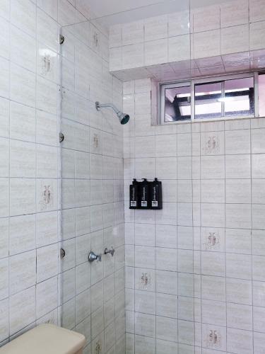 a bathroom with a shower and a toilet at Hotel Velero Express in Iquique