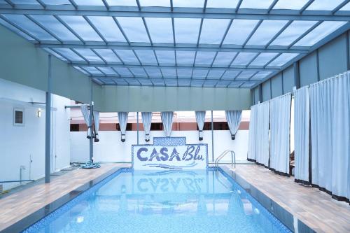 a swimming pool in a building with a ceiling at Casa Blu Villa and Event Space in Palakkad