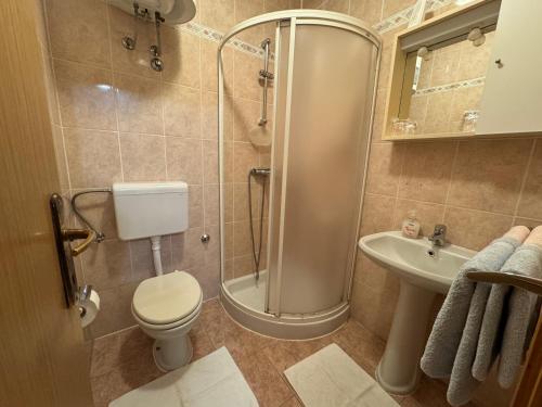 łazienka z prysznicem, toaletą i umywalką w obiekcie Apartments Cloud9 Poreč by Nina w Poreču