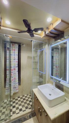 Ένα μπάνιο στο Royal Palace 1 BHK - Kitchen, Balcony, lift, Gym,