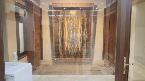 Ένα μπάνιο στο Royal Palace 1 BHK - Kitchen, Balcony, lift, Gym,