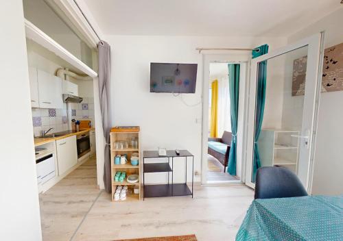 une petite cuisine avec une table dans une pièce dans l'établissement Bateau - T2 proche de l'océan à Hossegor, à Soorts-Hossegor