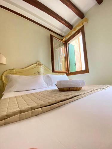 a bedroom with a bed with a window at Casa Vacanze Angolo 'Sconto in Venice