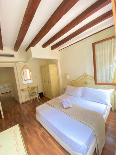 a bedroom with a large white bed in a room at Casa Vacanze Angolo 'Sconto in Venice