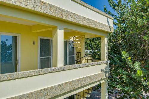 Balkón nebo terasa v ubytování Beachfront Villa Pool Sleeps 7 Grand Lounge