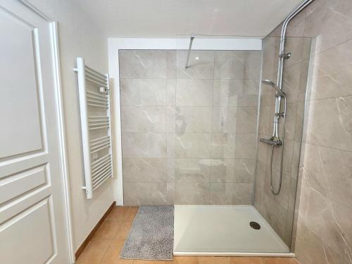 une salle de bain avec une douche avec une porte vitrée dans l'établissement Jasses de Camargue, à Gallargues-le-Montueux
