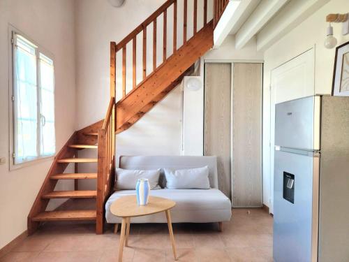 un salon avec un canapé et un escalier dans l'établissement Jasses de Camargue, à Gallargues-le-Montueux