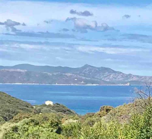 - une vue sur l'océan depuis les collines dans l'établissement T2 Farinole vue mer golfe de St Florent plage à pied, à Farinole