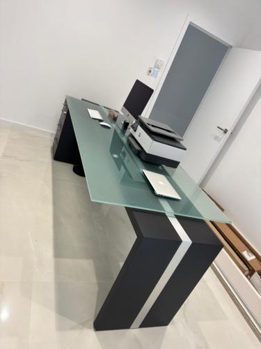 d'un bureau en verre avec une imprimante. dans l'établissement Villa beat, à Kappelen