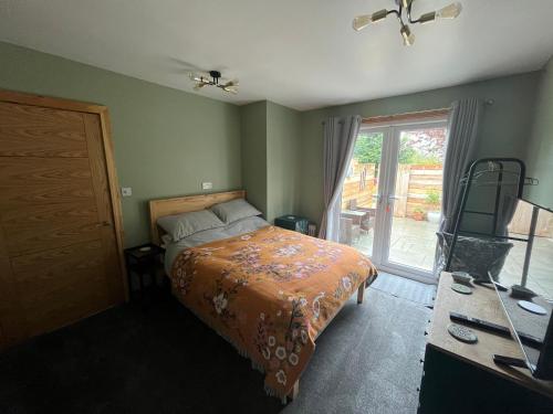 Katil atau katil-katil dalam bilik di Private, Modern and Detached Garden Apartment