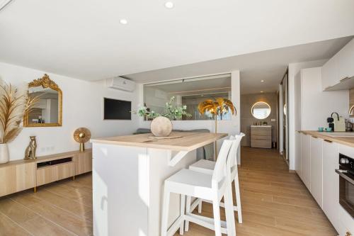 une cuisine et une salle à manger avec une table et des chaises dans l'établissement La Douce Folie - Port nature, au Cap d'Agde