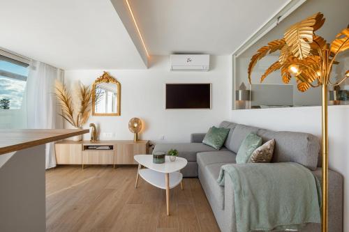 un salon avec un canapé et une table dans l'établissement La Douce Folie - Port nature, au Cap d'Agde