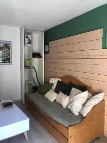 un lit avec des oreillers dessus dans une chambre dans l'établissement appart T 3 Bagnères-de-Luchon vue montagne - piscine mi juin, à Luchon