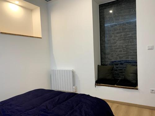 une chambre avec un lit et une fenêtre dans l'établissement Appt Place Gramont, à Pau