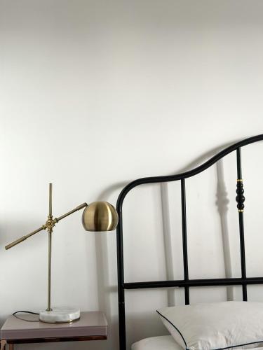 una camera da letto con un letto e una lampada su un tavolo di Przedmiejska2 Apartment a Breslavia