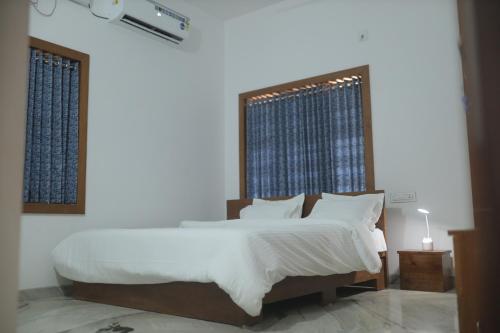 Ein Bett oder Betten in einem Zimmer der Unterkunft The Kayal Delight