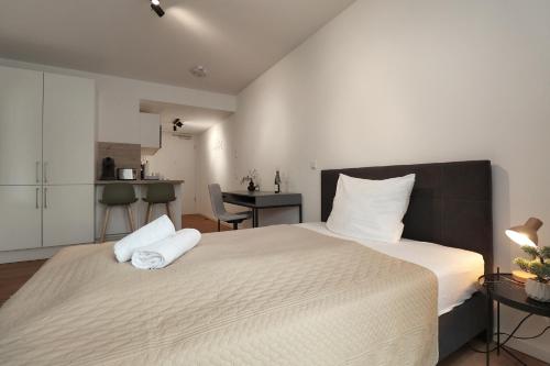 Ένα ή περισσότερα κρεβάτια σε δωμάτιο στο helloYOU Apartments