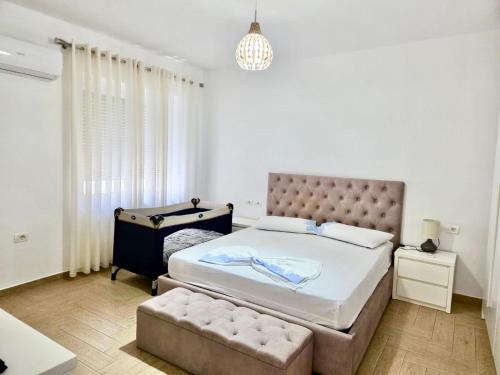 เตียงในห้องที่ Lear Apartment