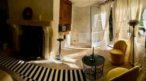 un salon avec un canapé et une cheminée dans l'établissement Charming troglodyte near Amboise, à Pocé-sur-Cisse