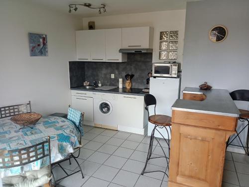 une cuisine avec une table et un comptoir dans l'établissement Appartement F2 41m2, à Saint Cyprien Plage