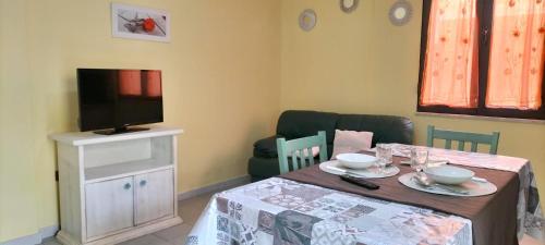 TV a/nebo společenská místnost v ubytování Casa Vacanze al muro di cinta Carloforte