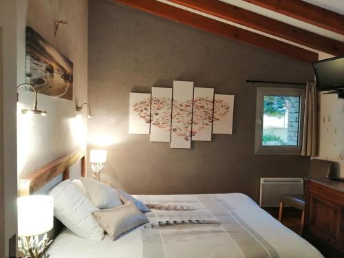 - une chambre avec un lit et des peintures murales dans l'établissement Sea-facing villa in La Flotte-en-Ré, à La Flotte
