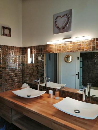 une salle de bain avec deux lavabos et un grand miroir dans l'établissement Sea-facing villa in La Flotte-en-Ré, à La Flotte