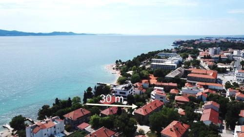 z góry widok na miasto nad wodą w obiekcie Apartment Sanja Kolovare Beach w mieście Zadar