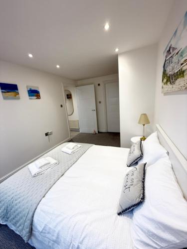 Postel nebo postele na pokoji v ubytování The Shore Edinburgh 2 Bedroom Apartment