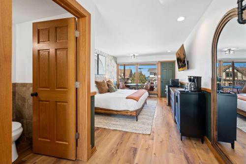 Ein Bett oder Betten in einem Zimmer der Unterkunft Spruce & Shore Motel