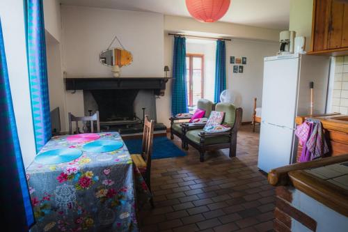 Il dispose d'une cuisine et d'un salon avec un réfrigérateur et une table. dans l'établissement Terrafirma 40m2 Flat with Private 20m2 Terrace on D918 Ideal for Cyclists, à Arras-en-Lavedan
