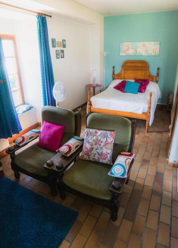 - une chambre avec un lit, deux chaises et un lit dans l'établissement Terrafirma 40m2 Flat with Private 20m2 Terrace on D918 Ideal for Cyclists, à Arras-en-Lavedan