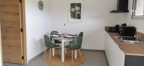 - une cuisine avec une table, des chaises et un évier dans l'établissement Casa FIORI - 2 personnes - Vue mer, à Pietrosella