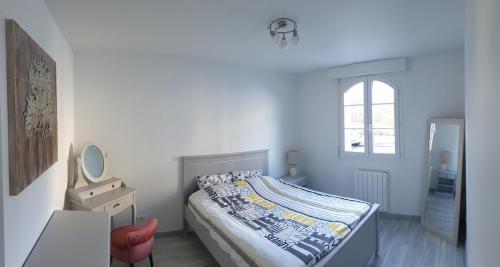 une chambre avec un lit, une commode et une fenêtre dans l'établissement Superb apartment, private residence with parking, à Amiens