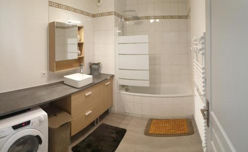 une salle de bain avec un lavabo et une machine à laver dans l'établissement Superb apartment, private residence with parking, à Amiens