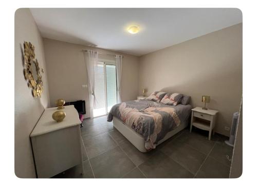 une chambre avec un lit et une fenêtre dans l'établissement Petit havre du Brusc de 80 M2, à Six-Fours-les-Plages