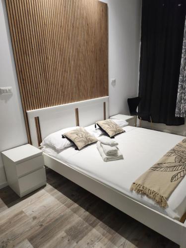 een bed met twee kussens erop in een kamer bij Orange boutique rooms in Alghero