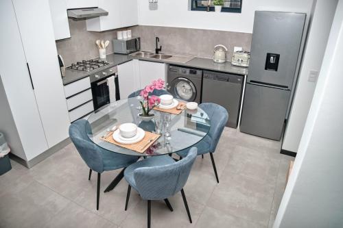 Dapur atau dapur kecil di Lonehill Luxury Suites