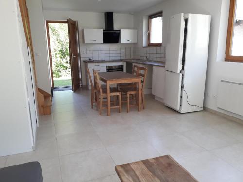 Kuchyň nebo kuchyňský kout v ubytování Appartement avec jardin