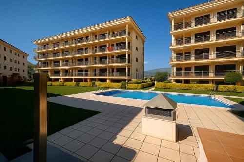 Bazén v ubytovaní Roses Confort Beach EV Milleni alebo v jeho blízkosti
