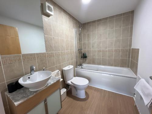 Apartment 2 bath free parking photo 29