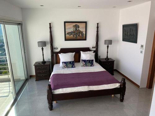 une chambre avec un grand lit et deux tables de nuit dans l'établissement Plenitude, à La Celle-sous-Gouzon