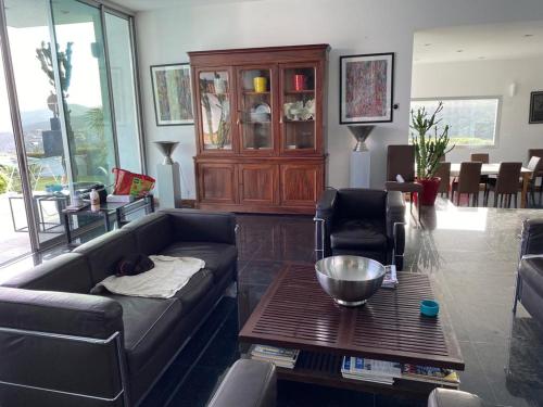 un salon avec un canapé et une table dans l'établissement Plenitude, à La Celle-sous-Gouzon