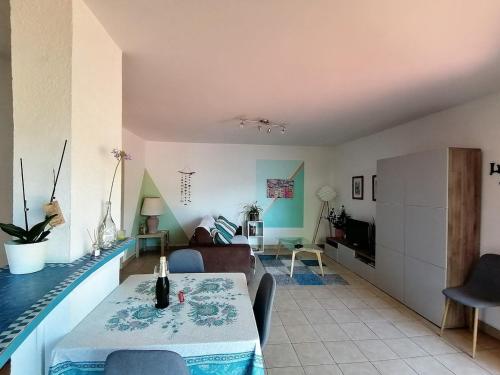 un salon avec une table et un canapé dans l'établissement les pieds dans l'eau, à Roquebrune-Cap-Martin